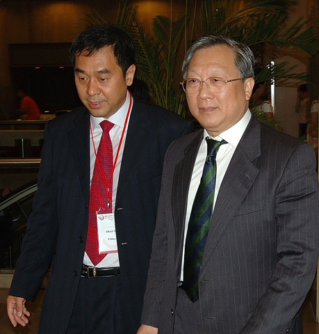 引领中国科学院院长路甬祥院士出席2004年全球华人生物科学家大会